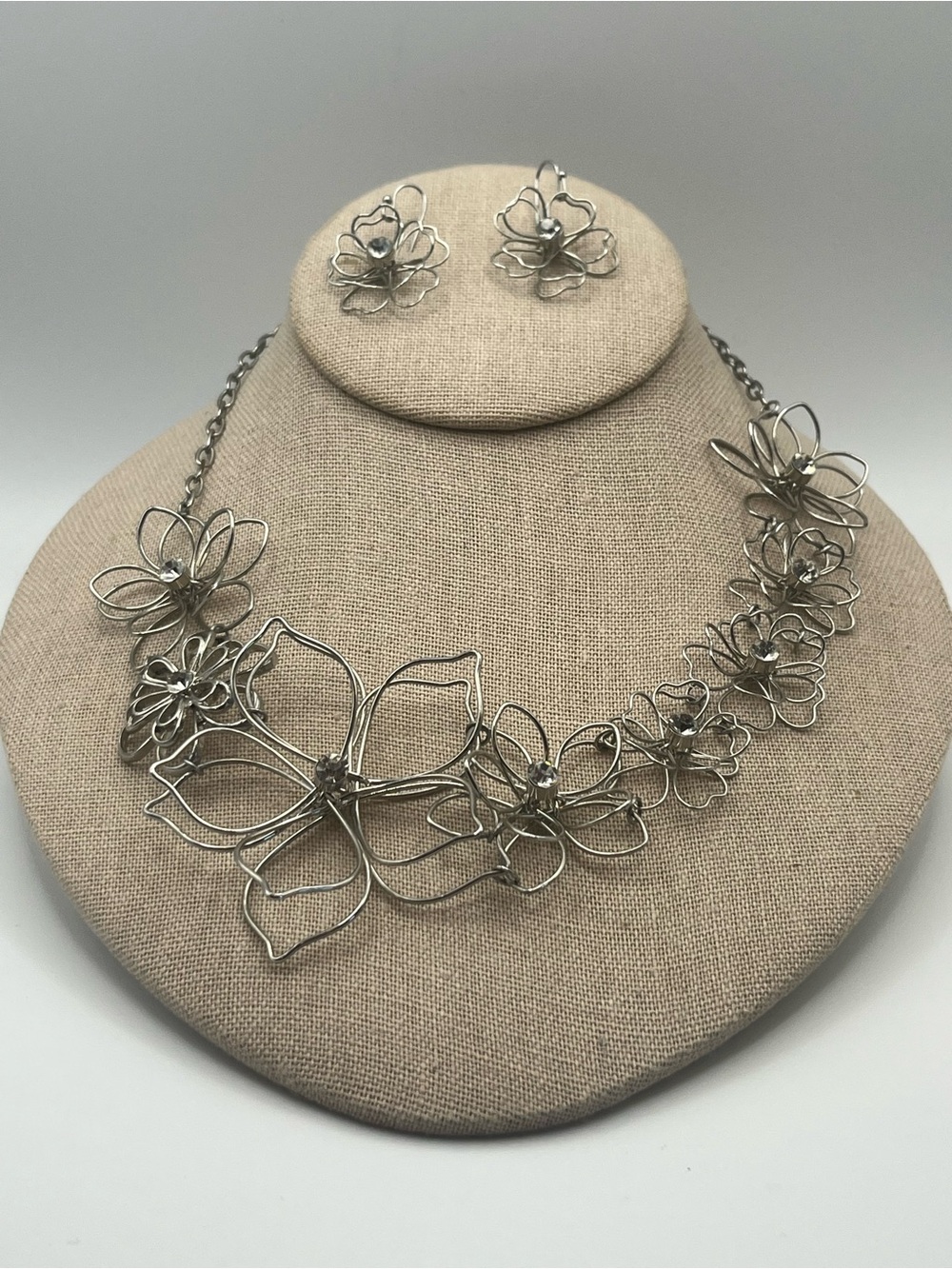 Silver Floral Wire Necklace and Earring Set - Elegant Women’s Jewelry